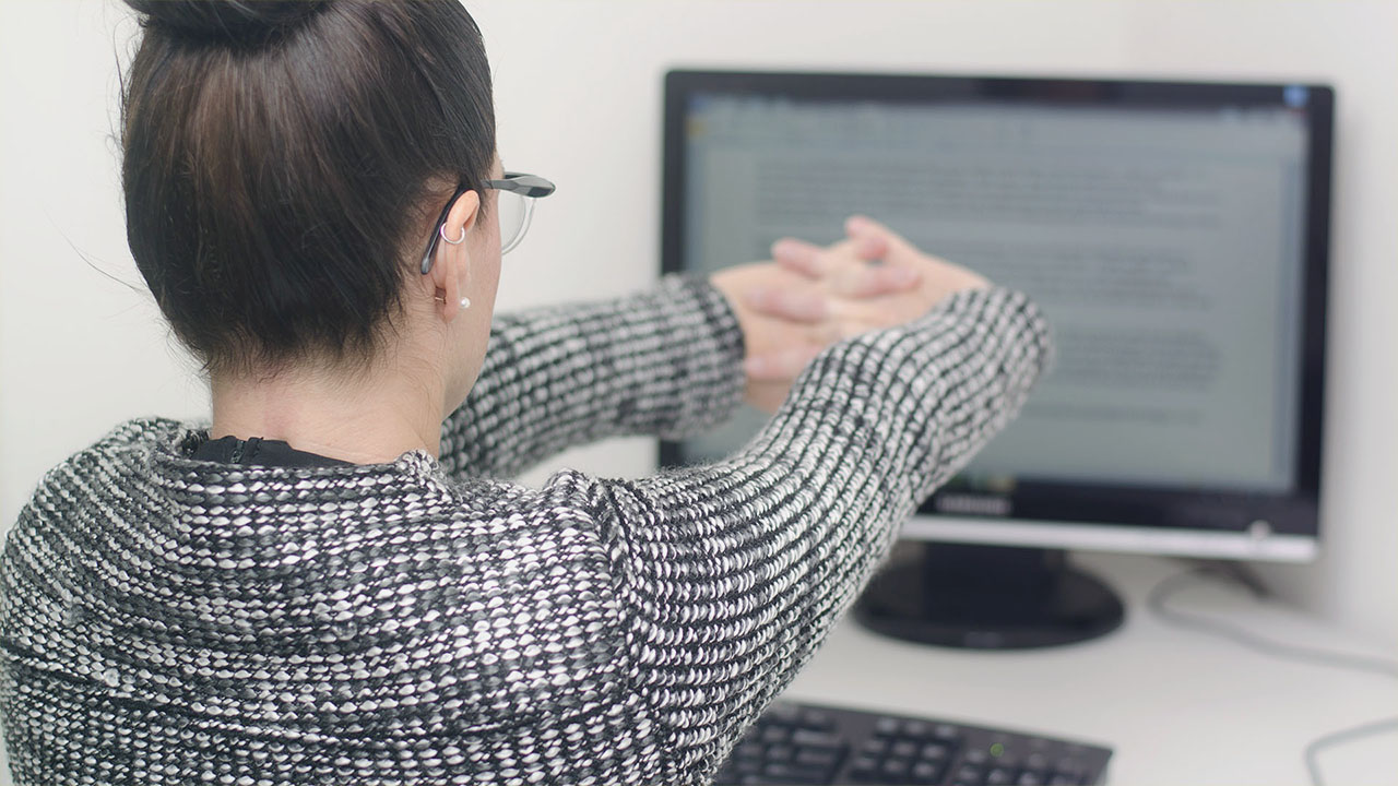 Campanha de Ergonomia: conheÃ§a alguns alongamentos para realizar Ã  mesa de trabalho