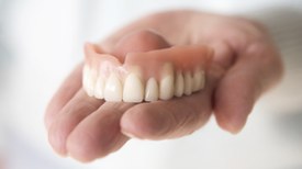 Próteses Dentárias: tipos e higienização adequada